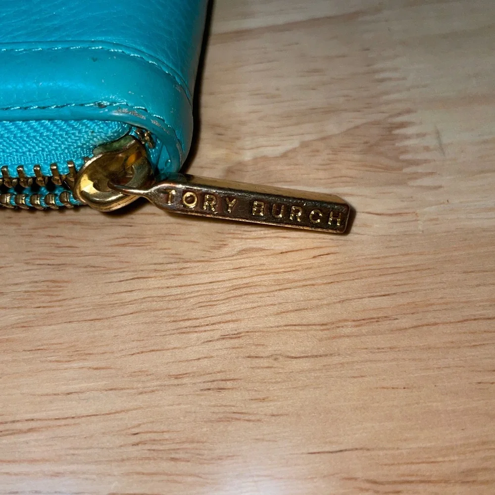 Tory Burch Amanda Zip Around Wallet Turquoise‎ Blue Pebbled Leather Gold Logo
